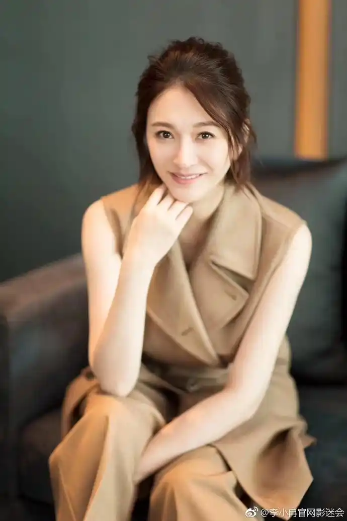 李小冉maxmara2018秋冬系列新品发布会经典与活泼的风格碰撞丽容素服