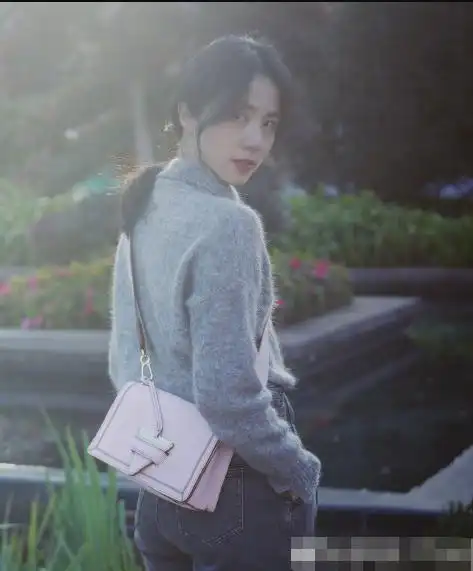 而下图里微微露出侧脸的孙莉更是和"多多"傻傻分不清,背影几乎一模一