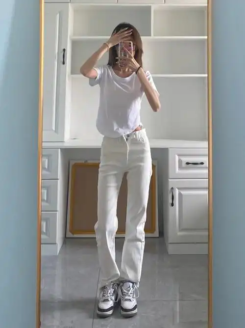 白色牛仔裤真的搭配什么都好看 每个人都要有一条属于自己的白色牛仔