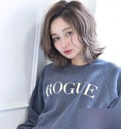 例如时下东京女生大爱的空气感卷发发型,无论头发长短都能尝试哟,2018
