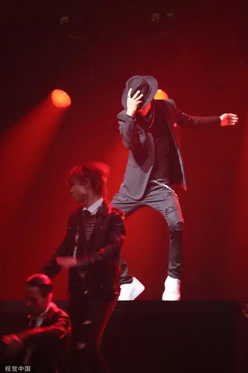 王一博穿黑色西装酷帅有型 跳超a舞蹈引全场尖叫