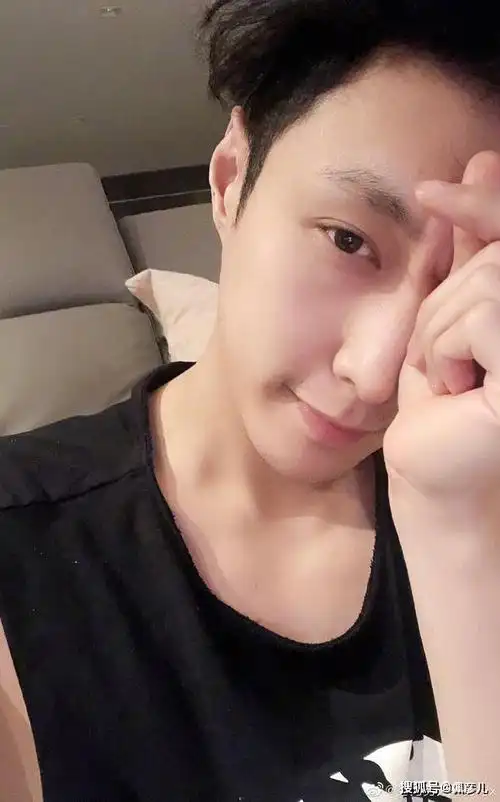 张艺兴凌晨照比心干净清爽_近照