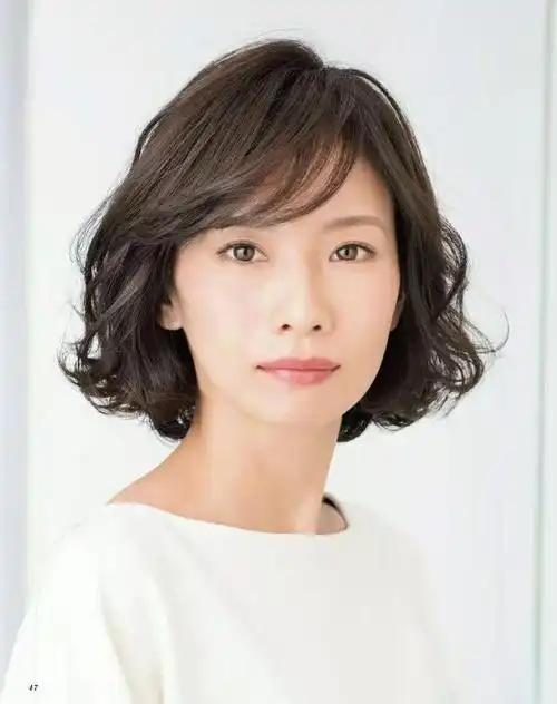 五六十岁的女人流行什么烫发烫什么发型时尚减龄不老气