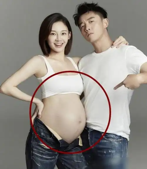 第三张照片就和郑恺一样换上白色衣服面对镜头笑得特别灿烂.