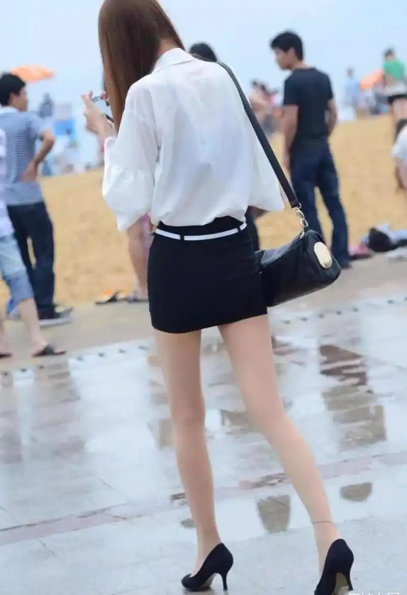 穿黑色短裙的性感大长腿美少妇,好苗条的身姿!