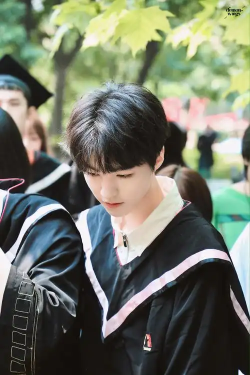 王俊凯毕业册签名