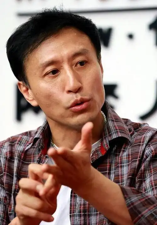 王洛勇与丁宁一见钟情婚后独闯美国16年感激妻子照顾家庭