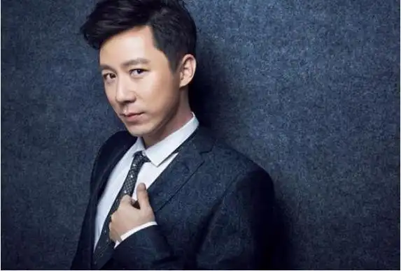 邢佳栋和段奕宏1样1直都是出演硬汉形象,曾经在{士兵突击}中扮演伍61