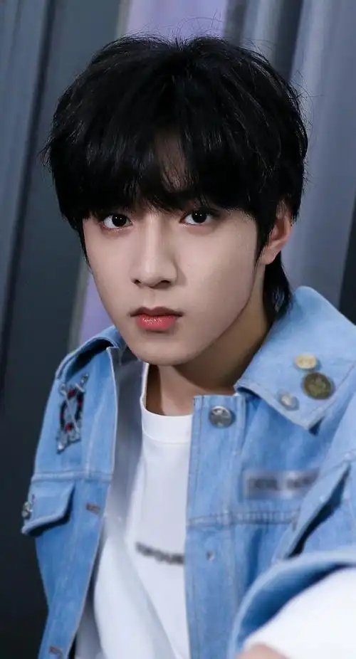 刘耀文坐在行李箱上的摆拍##刘耀文的图四宫格缺一角