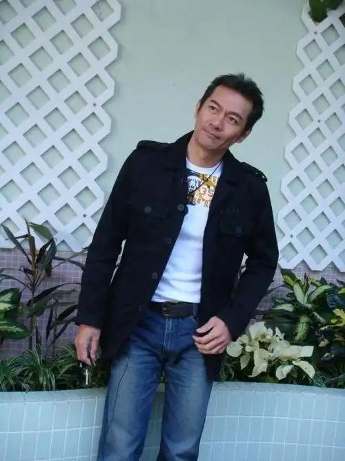 有人说到了周润发,也有人说到了费翔,老一辈的男星也有不少大高个