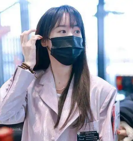 袁冰妍可真是个时髦精,银色西装配牛仔裤干练利落,有多清新减龄?