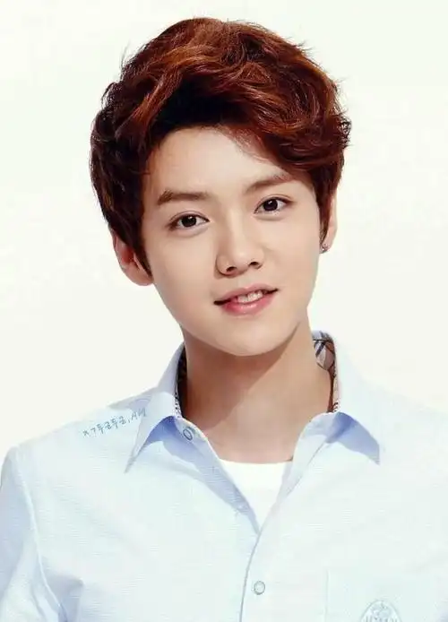 鹿晗带货引热议,脸肿成"老嫂子",网友:撞脸65岁刘雪华