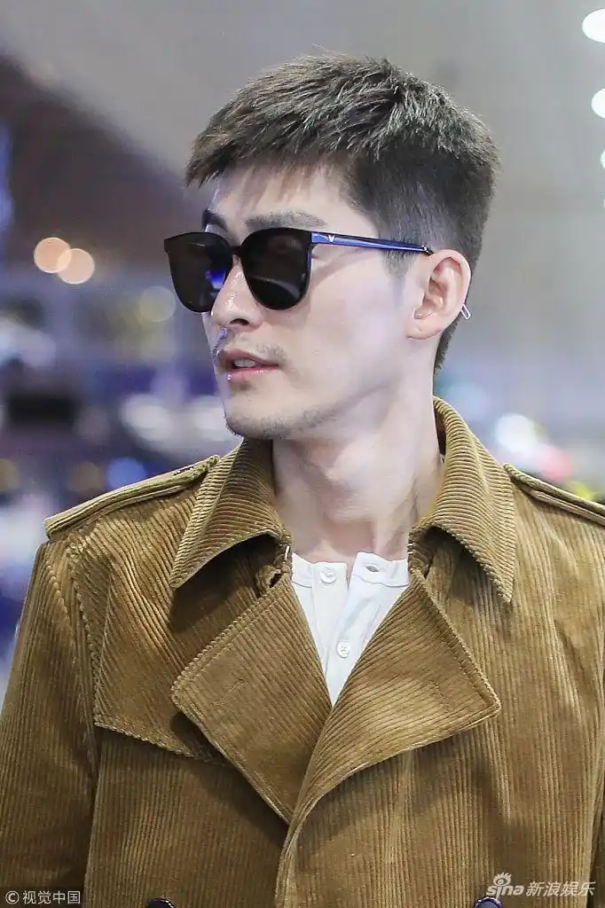 组图:张翰留胡渣展熟男魅力 穿风衣墨镜遮面似特工酷感十足