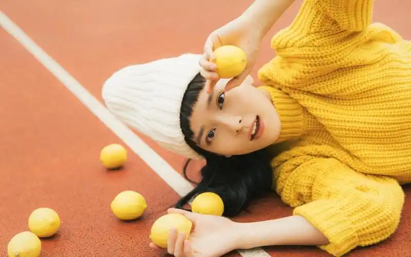 俏皮可爱的女孩户外日系甜美图片桌面壁纸