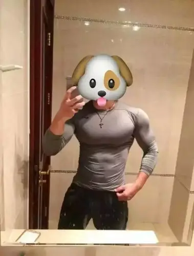 一组超赞的练胸动作分享给大家,这套动作可以充分刺激,胸肌上部,中部