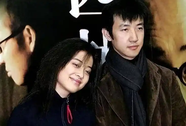 而那个曾经伤害他的男人,就是将来被李小冉前男友用刀刺的鄢颇