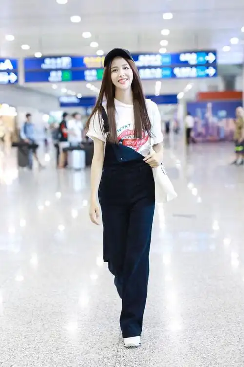 佟丽娅单身后气质更惊艳,穿抹胸套裙配盘发亮相,原装身材太赞|露肩|穿