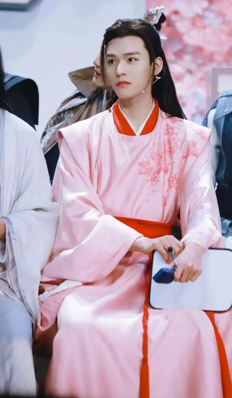 龚俊温客行粉色系图片:也太帅了吧