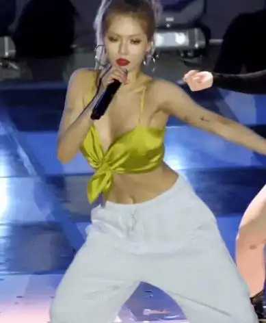 金泫雅表演出"舞台事故",胸口蝴蝶结散开,她下意识反应亮了