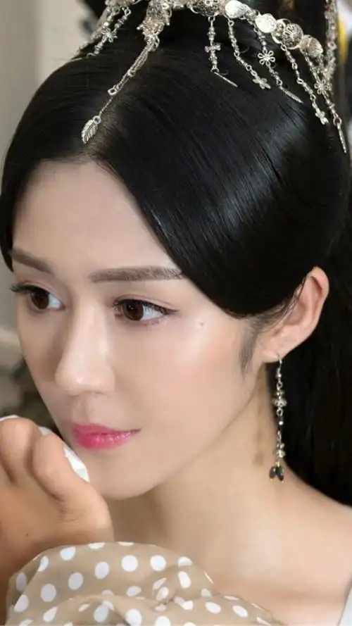 精美图集泪痣美人汤晶媚妩媚动人