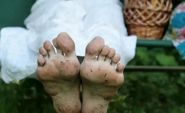 俄罗斯乡村少女,光着脚丫子干农活,网友表示想过这样的生活