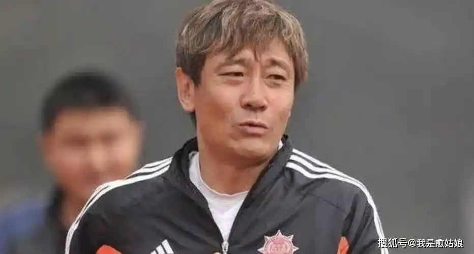 原创足坛名将高峰让那英未婚生子离婚17年后他的现状如何