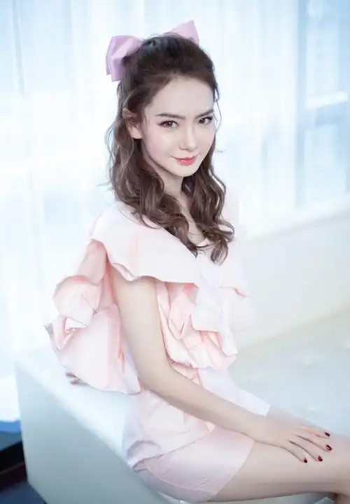 36岁戚薇又放大招穿灯笼袖连衣裙甜美可爱气质显露无疑