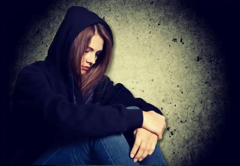 低头难过的女孩