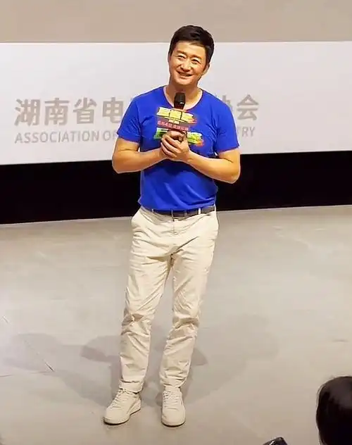 49岁吴京现身湖南长沙宣传电影身材有些发福网友好平易近人