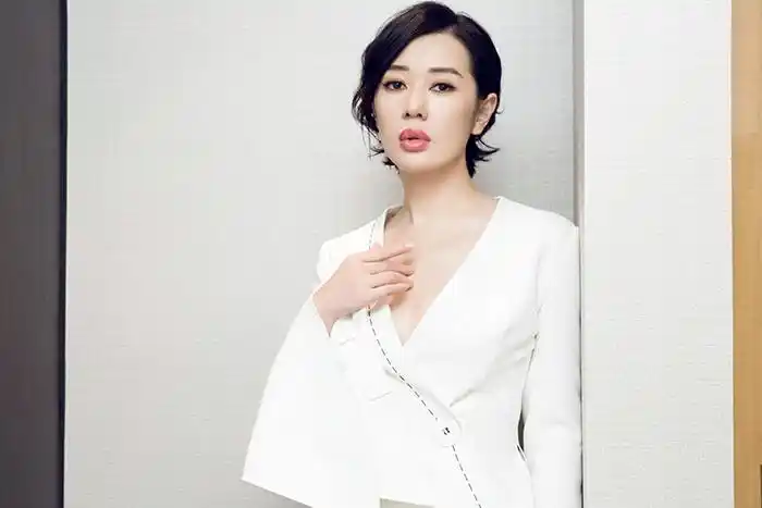 余男深v黑白装优雅妩媚写真图片26