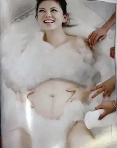 47岁伊能静晒孕期自拍肚子硕大仅穿蕾丝内衣