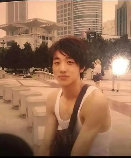 许魏洲旧照曝光,单眼皮塌鼻梁发型还非主流,青涩照还撞脸陈立农