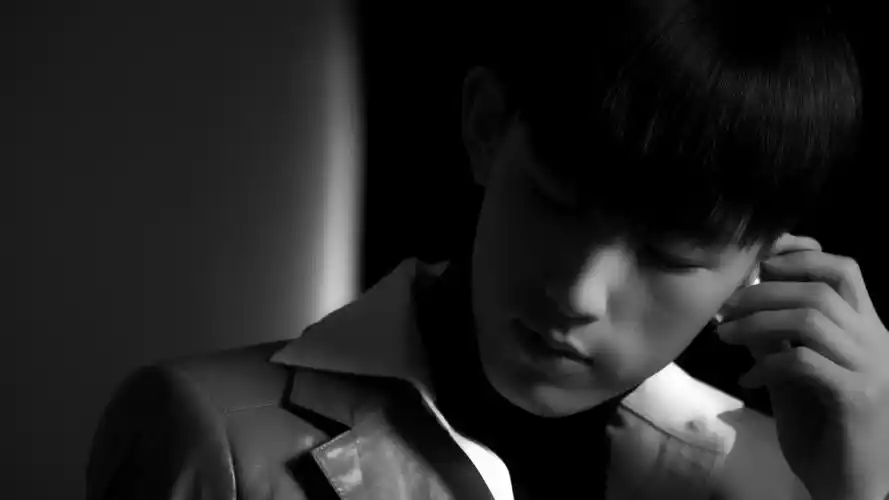 郭俊辰_fiction 着装的整体风格的确一直都. 来自stream溯流 - 微博