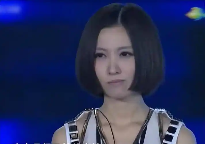 面对姚贝娜不换歌的苦苦哀求那英一脸无所谓置之不理束手无措之下