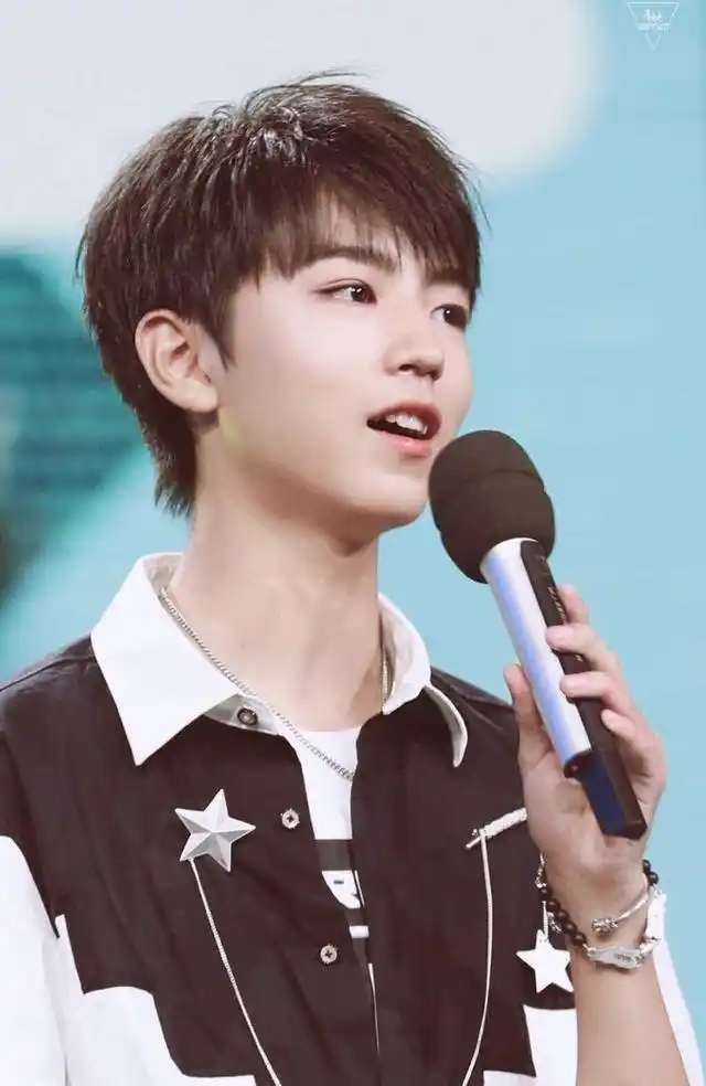 王俊凯看腻自己的锅盖头,新发型终于露出了眉毛!