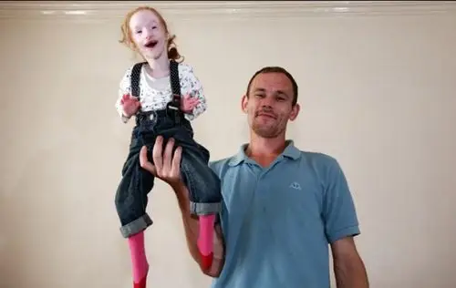 世界最小袖珍女孩入学:身高仅68厘米重4公斤