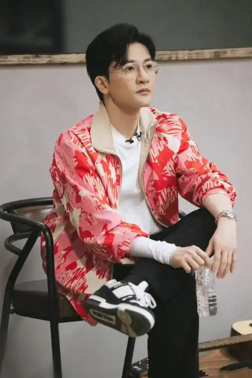 苏有朋《披荆斩棘2》部落重组 二公舞台温柔演绎《阿嬷的话》