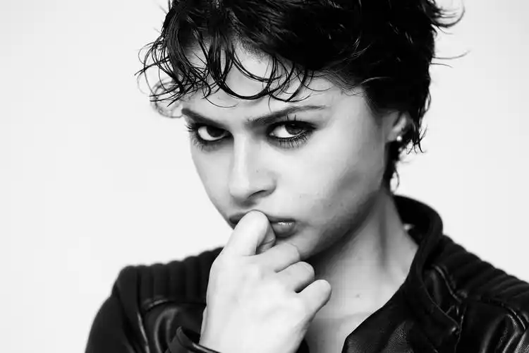 年轻的女孩,严肃的表情黑白照片,高清图片,壁纸 - 酷酷桌面