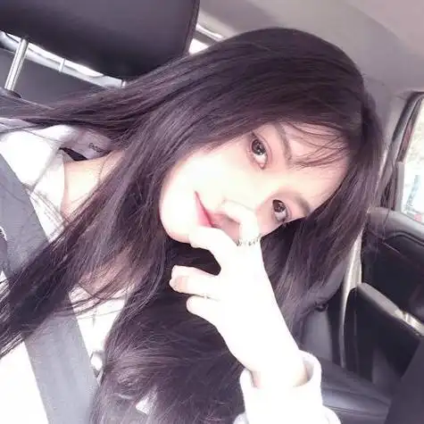 超级仙气的女生头像,带着一丝温柔的微笑