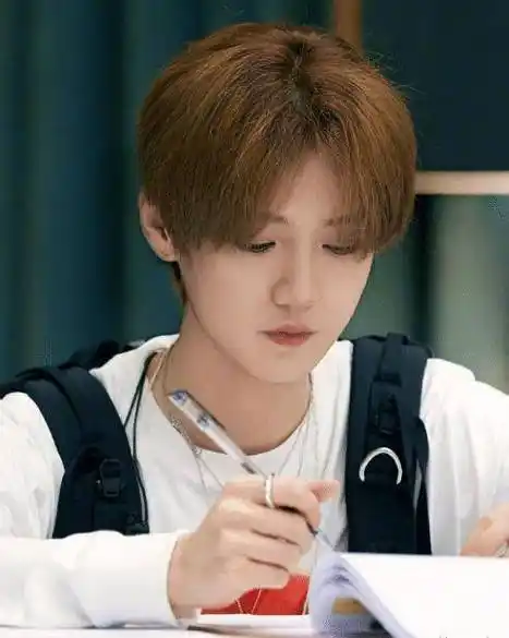 原创鹿晗被粉丝告白本以为他不会搭理一句话回复让现场瞬间热闹