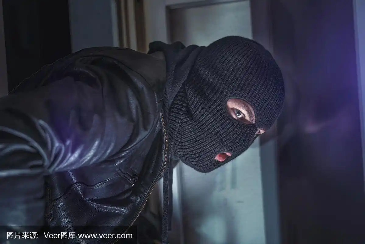 蒙面窃贼破门而入是一所房子