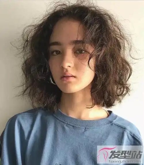 羊毛卷短发怎么烫好看 这样烫发不显老又瘦脸_发型站_最新流行发型