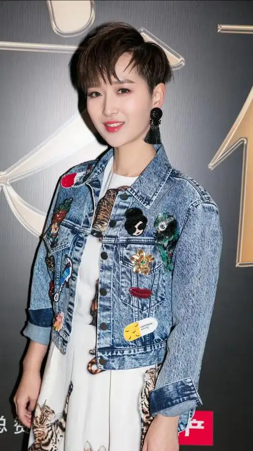 酷感十足黄汐源清新时尚亮相微博之夜