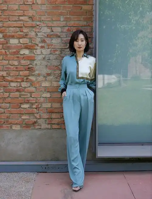 刘敏涛气质好迷人脚踩黑色高跟鞋简直是展现魅力的神器