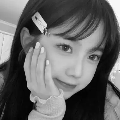 真人女生头像可爱呆萌黑白图片