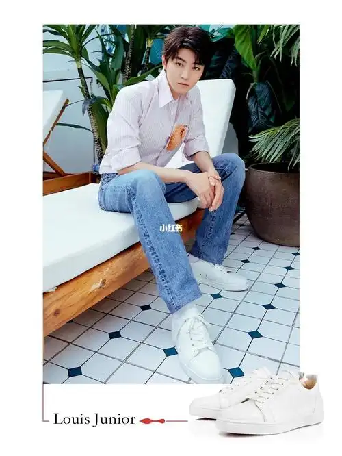 品牌代言人王俊凯穿着louis junior 男士运动鞋出镜,经典轮廓注入全白