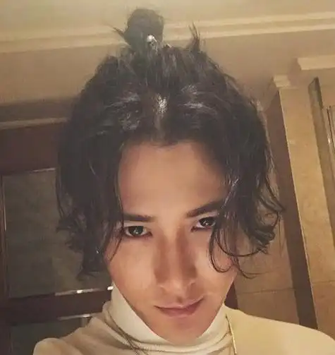 男生扎发也疯狂男生头发无论多短只要有心都能扎起来