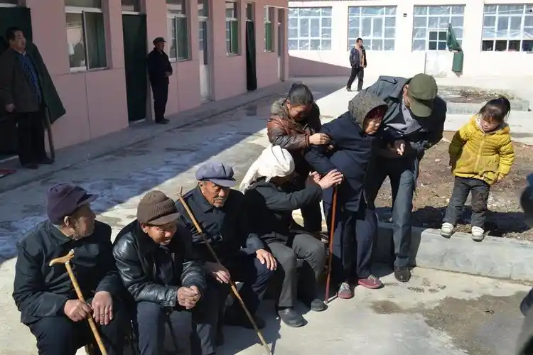 县老年摄影家学会走基层到【西麻河驿敬老院】