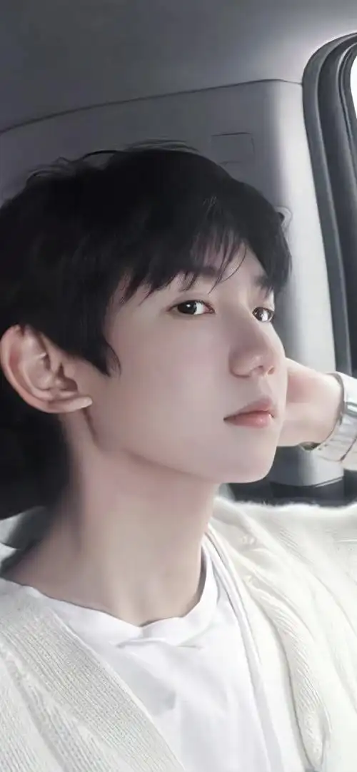 王源白衬衫素颜照