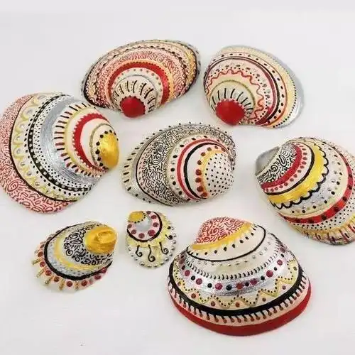 或是充分发挥想象力,和妈妈一起给贝壳装扮起来.